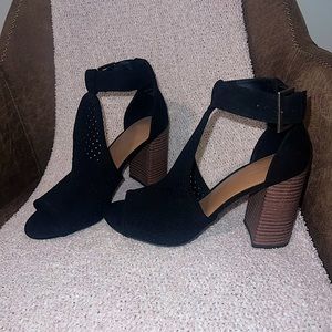 Worn once Black Universal Thread Heels